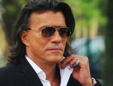 Δημοτικός σύμβουλος Μαραθώνα ξεσπά: «Ο Ψινάκης έχει ''στρατιά'' από αστυνομικούς»